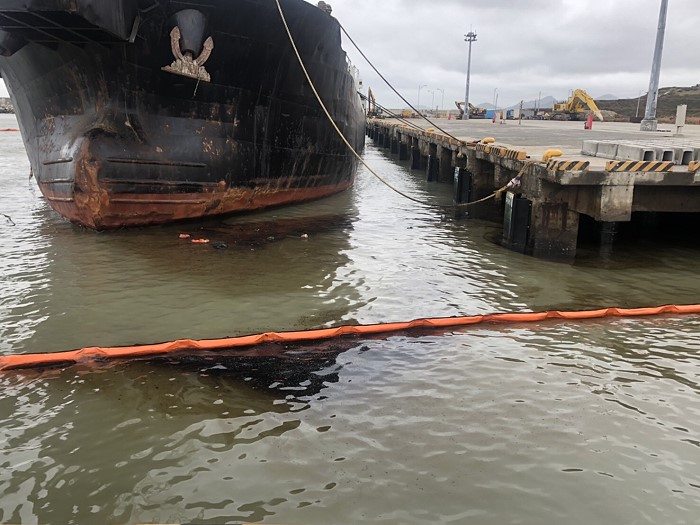 沉沒蒙古籍貨輪部分廢油滲漏　港務處前往清除  照片