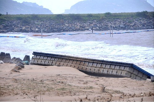 不敵颱風回南巨浪　塘岐馬鼻灣兩漁船沉沒  照片
