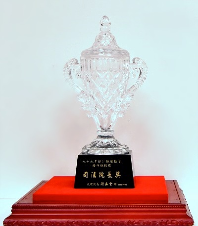 民國99年本校榮獲各項競賽獎盃獎狀  照片