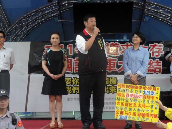計程車司機抗議UBER違法，交委會陳雪生召委接受陳情。  照片