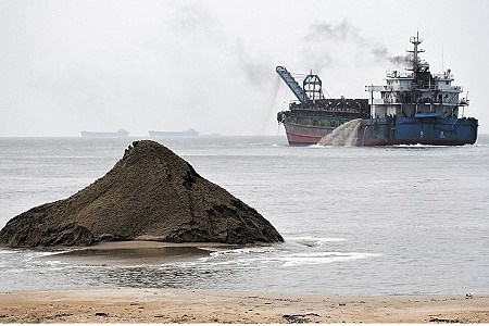 還我海砂　遭查扣大陸籍採砂船　開抵馬港「吐砂」  照片