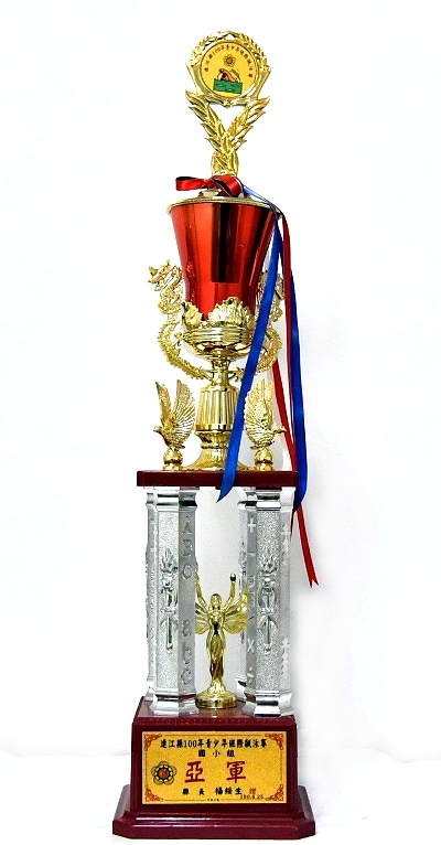 民國100年本校榮獲各項競賽獎盃獎狀  照片