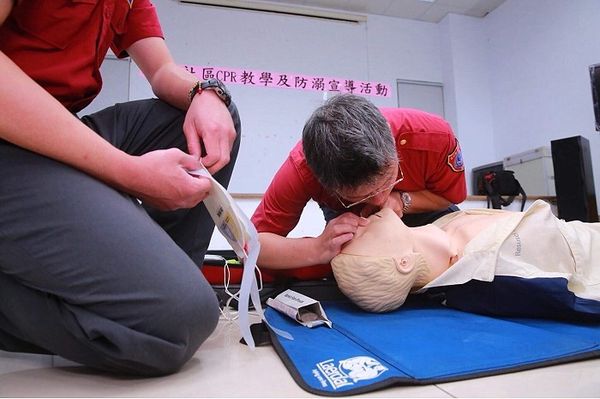 CPR教學及防溺宣導東莒登場　學員習得救命一課  照片