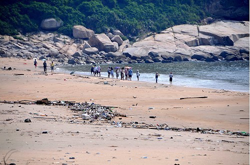 北竿沙灘面積全縣之冠　海漂垃圾佔據　乾淨沒幾天  圖片