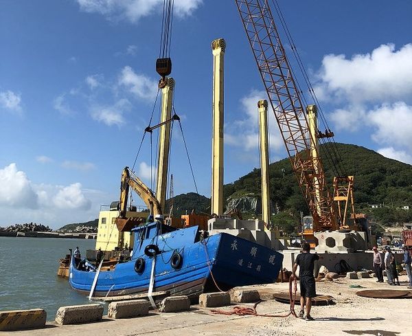 風災沉沒白沙　「承順號」貨船吊上岸展開修復大工程  照片