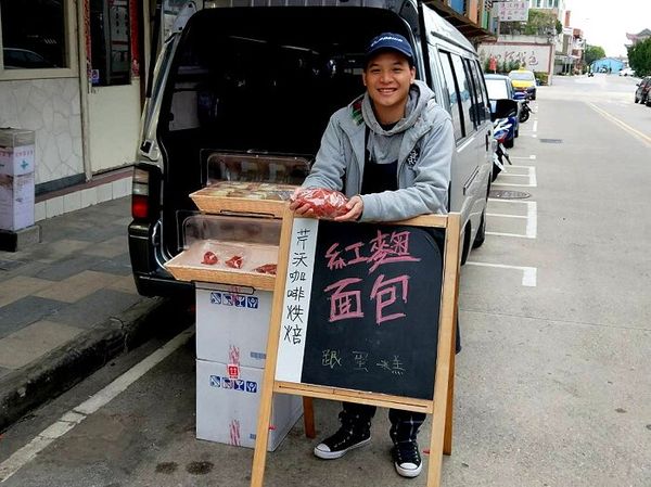 芹沃咖啡烘焙館推行動麵包車　美味麵包巡迴各村販售  照片