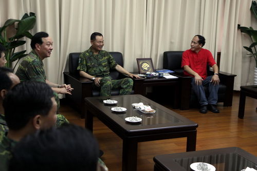 [100-8-27]陸軍司令李翔宙來訪本會議長  照片