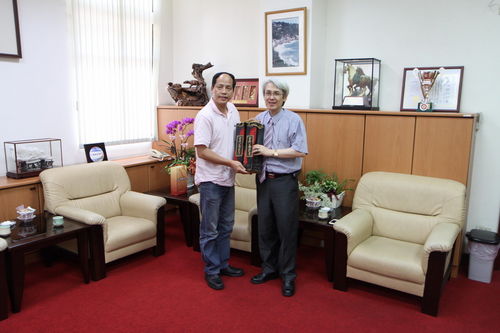 [100-6-22]福建省主席薛承泰一行來訪議會  照片