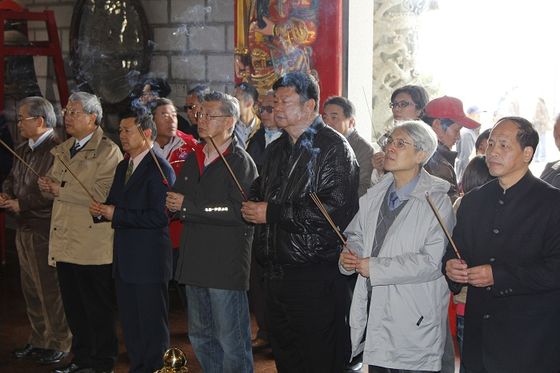 議長與行政院長及各部會官員等赴馬港天后宮上香祈福  照片