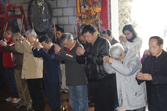 議長與行政院長及各部會官員等赴馬港天后宮上香祈福  照片