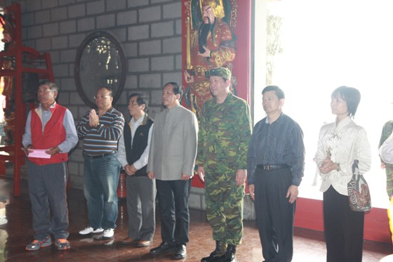 議長與縣長、馬防部指揮官及各界代表至天后宮上香祈福  照片