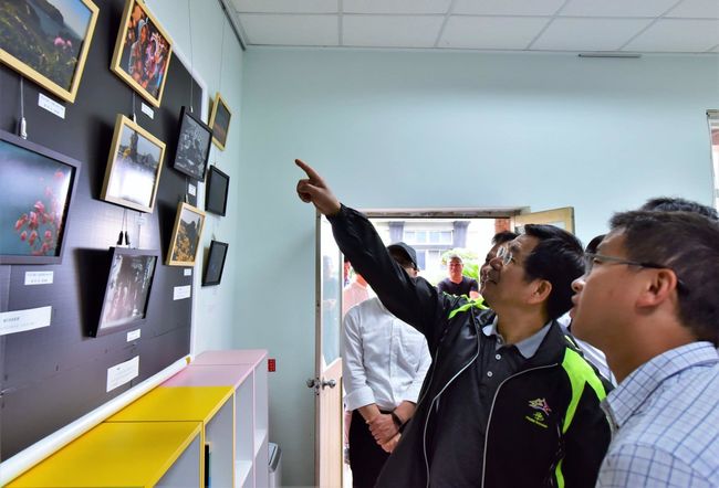 教育部長潘文忠蒞臨本校　參觀「東．影」攝影展  照片
