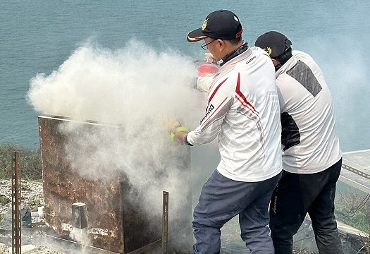 鐵尖島燕鷗保護區傳火警　產發處協調附近船隻登島滅火  照片